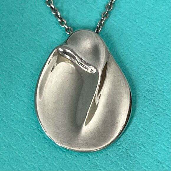 Tiffany & Co - Elsa Peretti 925 Silver Madonna Pendant on 17” chain - Picture 3 of 14